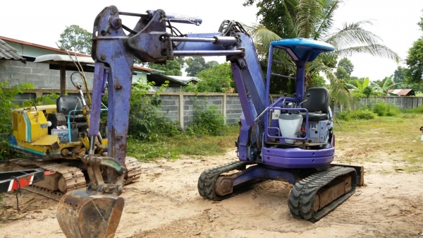 ขาย 380,000 KOMATSU pc 38 uu   พร้อมเทนเลอร์ลากอย่างดีเพลาใหญ่ รถสวยพร้อมใช้ทั้งรถและหางลาก 090-772-3710 090-772-3708