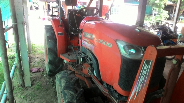 รถไถ 36 แรงปี  54 อุปกร 3 อย่าง   ซ. ม  2000  นิด ฯฯ  ป้ายแดง มือเดียว   ราคาเบาฯฯ  300000   บาท คับ   0986683479  สิทธิ์