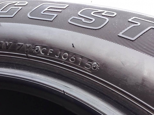 ยาง Bridgstone 265-65-17 ปี 15 ครบชุด 4 เส้น 6500  สภาพสวยๆไม่บวมไม่กินข้าง ดอกยางเหลือเยอะเอาไปวิ่งกันใด้อีกยาวค่ะ