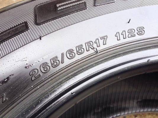 ยาง Bridgstone 265-65-17 ปี 15 ครบชุด 4 เส้น 6500  สภาพสวยๆไม่บวมไม่กินข้าง ดอกยางเหลือเยอะเอาไปวิ่งกันใด้อีกยาวค่ะ
