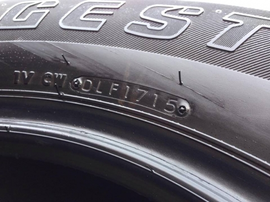 ยาง Bridgstone 255-65-17 ปี 15 ครบชุด 4 เส้น 7500  สภาพสวยๆไม่มีปะไม่บวมไม่กินข้าง ดอกยางเหลือเยอะเอาไปวิ่งกันใด้อีกยาวค่ะ