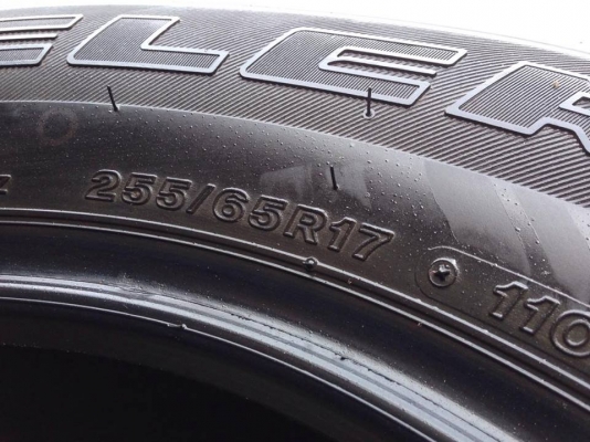 ยาง Bridgstone 255-65-17 ปี 15 ครบชุด 4 เส้น 7500  สภาพสวยๆไม่มีปะไม่บวมไม่กินข้าง ดอกยางเหลือเยอะเอาไปวิ่งกันใด้อีกยาวค่ะ