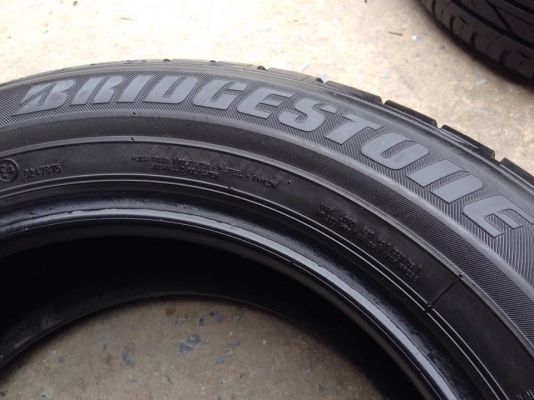 ยาง Bridgstone 215-60-16 ปี 16 ครบชุด 4 เส้น 6000  สภาพสวยๆไม่มีปะไม่บวมไม่กินข้าง ดอกยางเหลือเยอะเอาไปวิ่งกันใด้อีกยาวค่ะ