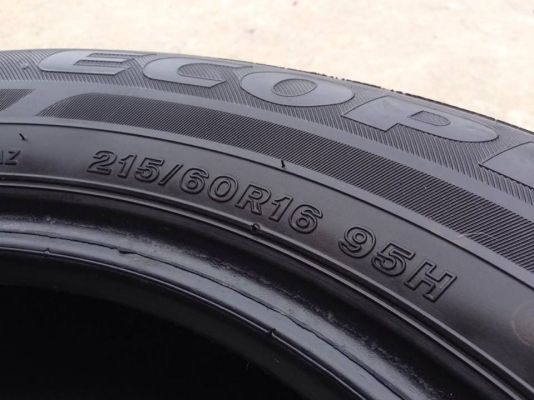 ยาง Bridgstone 215-60-16 ปี 16 ครบชุด 4 เส้น 6000  สภาพสวยๆไม่มีปะไม่บวมไม่กินข้าง ดอกยางเหลือเยอะเอาไปวิ่งกันใด้อีกยาวค่ะ