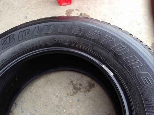 ยาง Bridgstone 245-70-16 ปี 15 ครบชุด 4 เส้น 7500  สภาพสวยๆไม่บวมไม่กินข้าง ดอกยางเหลือเยอะเอาไปวิ่งกันใด้อีกยาวค่ะ