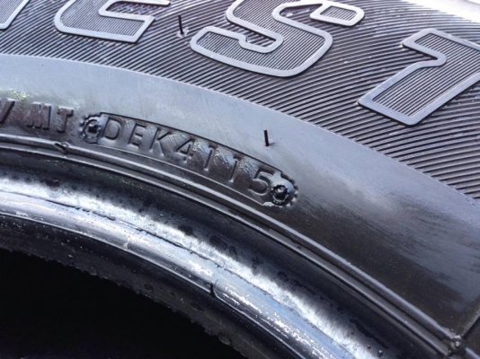 ยาง Bridgstone 245-70-16 ปี 15 ครบชุด 4 เส้น 7500  สภาพสวยๆไม่บวมไม่กินข้าง ดอกยางเหลือเยอะเอาไปวิ่งกันใด้อีกยาวค่ะ