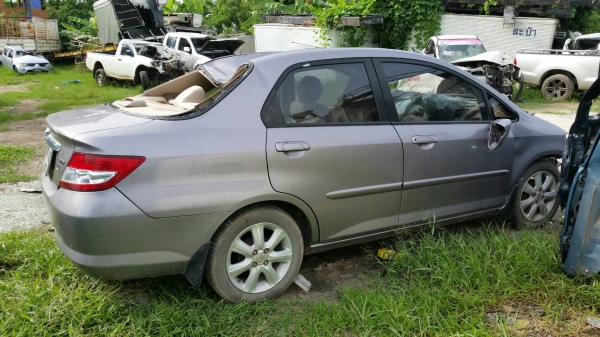 ขายรถอุบัติเหตุ HONDA CITY 2004 พร้อมเล่มทะเบียน