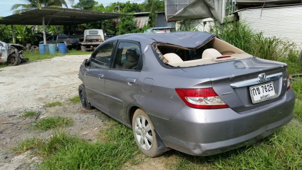 ขายรถอุบัติเหตุ HONDA CITY 2004 พร้อมเล่มทะเบียน