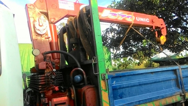 ขายเครน UNIC 3.7ตัน 3ปอก ท้องวี เอวแน่น บูมดี ฐานมีป่ะให้แข็งแรงครับ