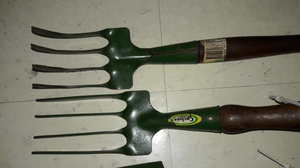 ขายชุดเครื่องมือทำสวน คราดตรง คราดโค้ง เสียม Made in Austaria.