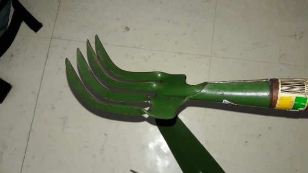 ขายชุดเครื่องมือทำสวน คราดตรง คราดโค้ง เสียม Made in Austaria.