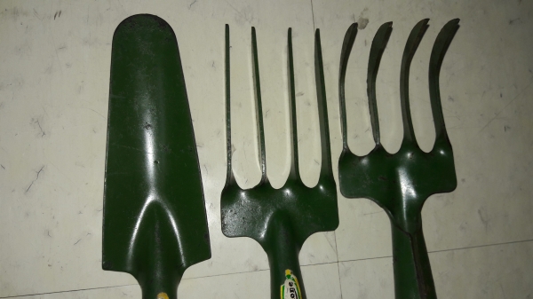 ขายชุดเครื่องมือทำสวน คราดตรง คราดโค้ง เสียม Made in Austaria.