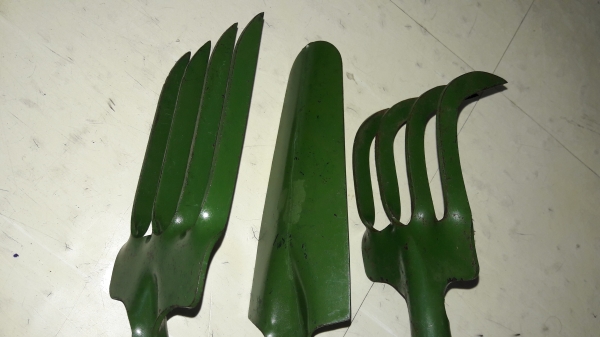 ขายชุดเครื่องมือทำสวน คราดตรง คราดโค้ง เสียม Made in Austaria.