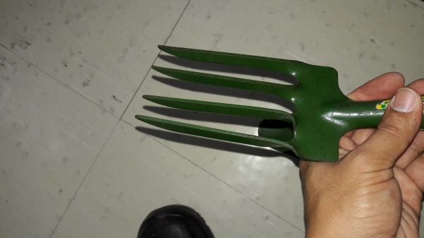 ขายชุดเครื่องมือทำสวน คราดตรง คราดโค้ง เสียม Made in Austaria.