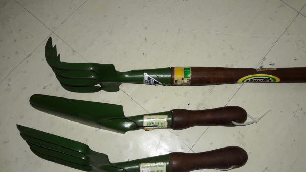 ขายชุดเครื่องมือทำสวน คราดตรง คราดโค้ง เสียม Made in Austaria.