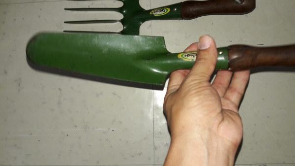 ขายชุดเครื่องมือทำสวน คราดตรง คราดโค้ง เสียม Made in Austaria.