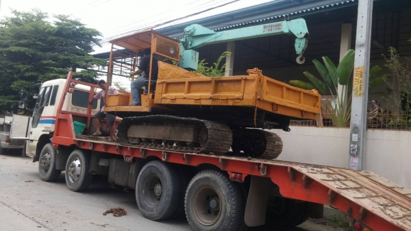 tractor-backhoeได้จัดส่งรถบรรทุกตีนตะขาบ/รถดั้มเปอร์ติดเครน สำหรับขนย้ายอิฐหิน ดิน ปูน เอนกประสงค์ ไ