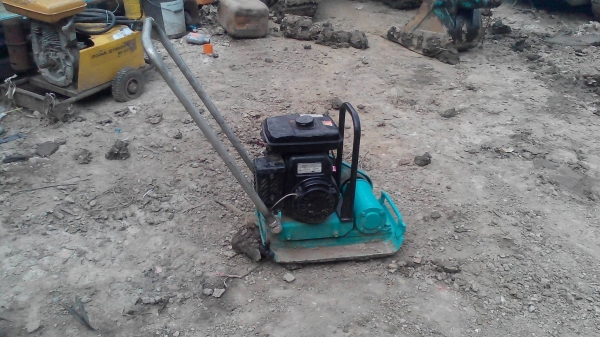 มาอีกแล้วครับ  เครื่องตบดินตบเพลท เตารีด เครื่อง ROBIN ยี่ห้อ MIKASA เก่าญี่ปุ่น