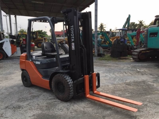 ขาย รถฟอร์คลิฟท์ TOYOTA 2.5ตัน เสา 4.5เมตร เครื่องดีเซล  เก่าญี่ปุ่น โทร.090-986-2521 อ๊อบ