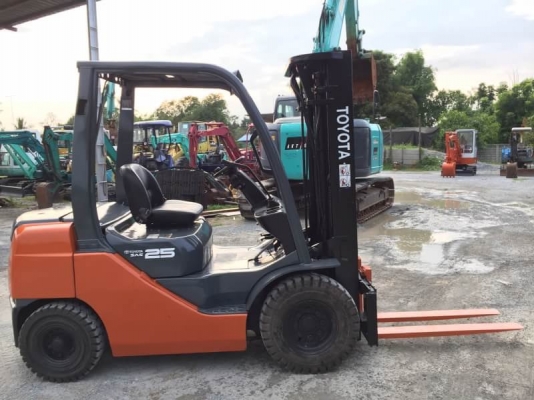 ขาย รถฟอร์คลิฟท์ TOYOTA 2.5ตัน เสา 4.5เมตร เครื่องดีเซล  เก่าญี่ปุ่น โทร.090-986-2521 อ๊อบ