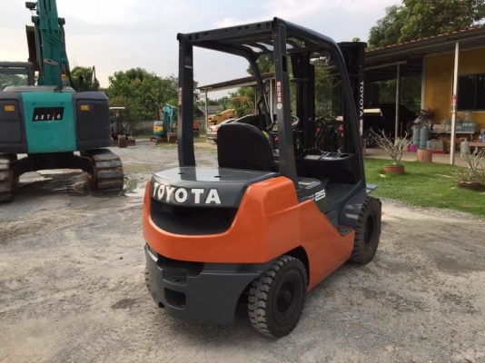 ขาย รถฟอร์คลิฟท์ TOYOTA 2.5ตัน เสา 4.5เมตร เครื่องดีเซล  เก่าญี่ปุ่น โทร.090-986-2521 อ๊อบ