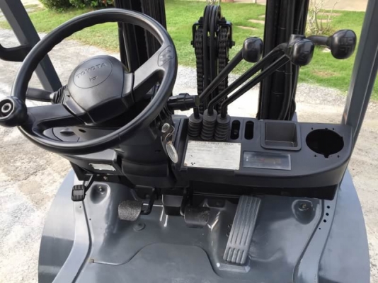 ขาย รถฟอร์คลิฟท์ TOYOTA 2.5ตัน เสา 4.5เมตร เครื่องดีเซล  เก่าญี่ปุ่น โทร.090-986-2521 อ๊อบ