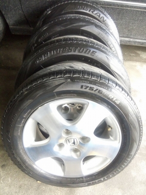 แม็กเดิม ขอบ 14 ใส่รถได้หลายรุ่น พร้อมยาง 2400 บาท แม็กเดิม ขอบ 14 ใส่รถได้หลายรุ่น พร้อมยาง 2400 บาท