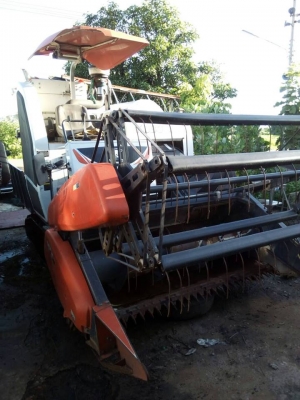 ขายรถเกี่ยวข้าว DC70รุ่นรองกระสอบ ทำงานพันสามร้อย ชม. ช่วงล่างเต็มสภาพเดิมสวย ออกป้ายแดงเจ้าของขับเอง เช็คใหม่พร้อมลงเกี่ยว