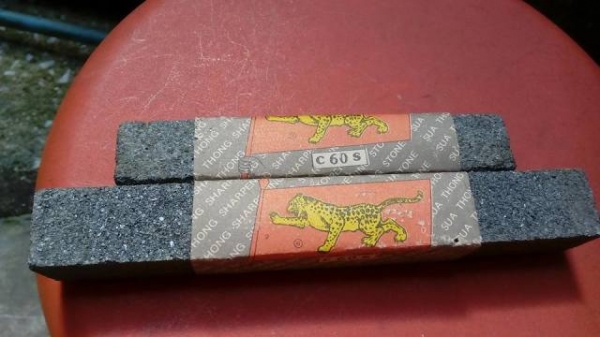 ขายหินลับขัดพื้นได้ ลับมีด จอบ เคียว ตราเสือแบบเหลี่ยมเก่าเก็บ