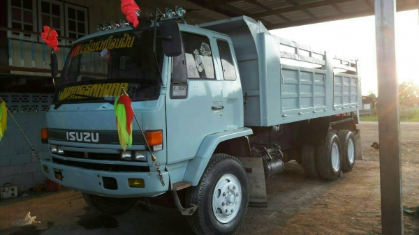 ขายด่วน สิบล้อแม่เดี่ยว ROCKY 240 นางฟ้า วางเครื่อง270 เครื่องดี คัชชีสวย ยางพร้อมใช้งาน เอกสารเล่มทะเบียนพร้อมโอน ราคา  900000