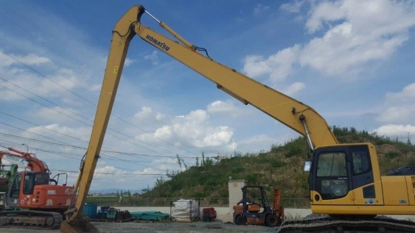 ขายรถขุดบูมยาว 18 เมตร PC200LC-8 ขายรถขุดบูมยาว 18 เมตร PC200LC-8