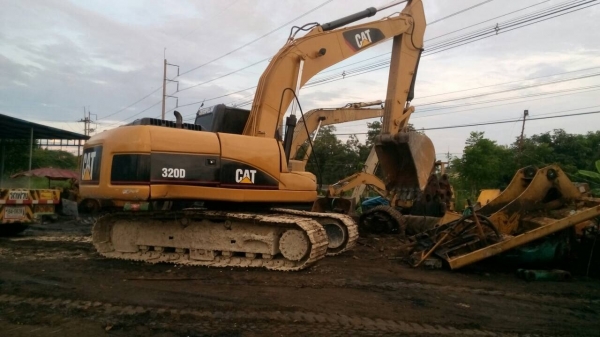 ตัดรถขายอะไหล่  แมคโค CAT-320-D กระบอกดำตัวใหม่ล่าสุด มีใครเอาอะไหล่ไหมครับ บุ้งกี้ขายไปแล้วครับ เอกสารเล่มทะเบียน