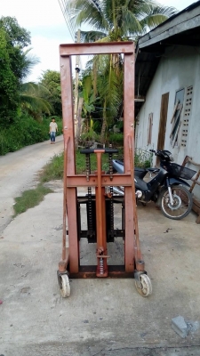 ขายโฟล์คลิฟท์ (Forklif) ใช้มือโยก ยกของได้ 2 ตัน กระบอกไม่เยิ้ม สภาพดี