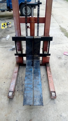 ขายโฟล์คลิฟท์ (Forklif) ใช้มือโยก ยกของได้ 2 ตัน กระบอกไม่เยิ้ม สภาพดี ขายโฟล์คลิฟท์ (Forklif) ใช้มือโยก ยกของได้ 2 ตัน กระบอกไม่เยิ้ม สภาพดี