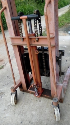 ขายโฟล์คลิฟท์ (Forklif) ใช้มือโยก ยกของได้ 2 ตัน กระบอกไม่เยิ้ม สภาพดี ขายโฟล์คลิฟท์ (Forklif) ใช้มือโยก ยกของได้ 2 ตัน กระบอกไม่เยิ้ม สภาพดี