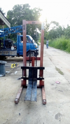 ขายโฟล์คลิฟท์ (Forklif) ใช้มือโยก ยกของได้ 2 ตัน กระบอกไม่เยิ้ม สภาพดี ขายโฟล์คลิฟท์ (Forklif) ใช้มือโยก ยกของได้ 2 ตัน กระบอกไม่เยิ้ม สภาพดี