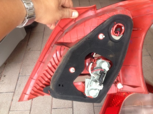 ไฟท้าย TOYOTA YARIS ตัวนอกเก่าญี่ปุ่นเเท้สภาพสวย คู่ละ