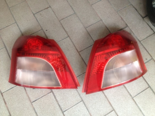 ไฟท้าย TOYOTA YARIS ตัวนอกเก่าญี่ปุ่นเเท้สภาพสวย คู่ละ