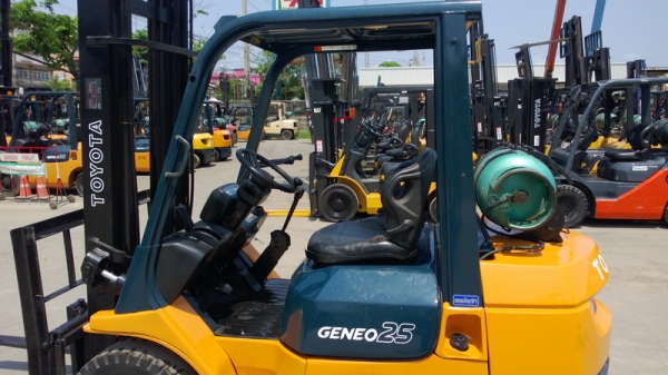 รถยกโตโยต้ารุ่น 7 น้ำหนักยก 2.5 ตัน เสาสูง 4.5 เมตร เครื่องเบนซินติดแก๊ส แผงงาสไลด์ รถยกโตโยต้ารุ่น 7 น้ำหนักยก 2.5 ตัน เสาสูง 4.5 เมตร เครื่องเบนซินติดแก๊ส แผงงาสไลด์