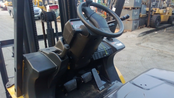 รถยก CATTERPILLAR น้ำหนักยก 2.5  ตัน เสาสูง 5 เมตร เครื่องเบนซินติดแก๊ส เกียร์ออโต้