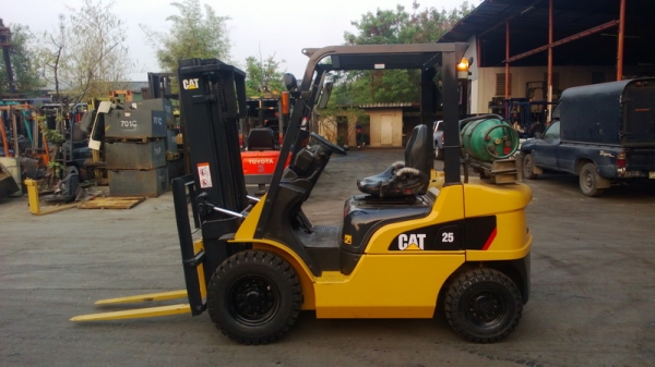 รถยก CATTERPILLAR น้ำหนักยก 2.5  ตัน เสาสูง 3 เมตร เครื่องเบนซินติดแก๊ส เกียร์ออโต้