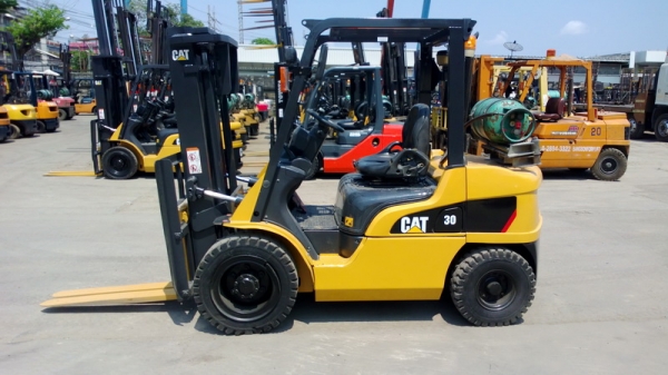 รถยก CATTERPILLAR น้ำหนักยก 3  ตัน เสาสูง 3 เมตร เครื่องเบนซินติดแก๊ส เกียร์ออโต้