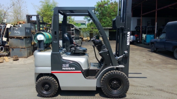 รถยกนิสสัน 2.5 ตัน เสาสูง 3 เมตร เกียร์ธรรมดา เครื่องเบนซินติดแก๊สเรียบร้อย รถยกนิสสัน 2.5 ตัน เสาสูง 3 เมตร เกียร์ธรรมดา เครื่องเบนซินติดแก๊สเรียบร้อย