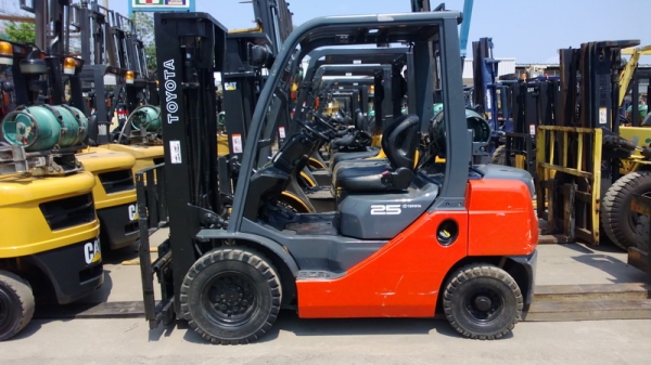 รถยกโตโยต้ารุ่น 8 น้ำหนักยก 2.5 ตัน เสาสูง 5 เมตร แผงงาสไลด์ เครื่องเบนซินติดแก๊ส เกียร์ออโต้