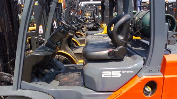 รถยกโตโยต้ารุ่น 8 น้ำหนักยก 2.5 ตัน เสาสูง 5 เมตร แผงงาสไลด์ เครื่องเบนซินติดแก๊ส เกียร์ออโต้