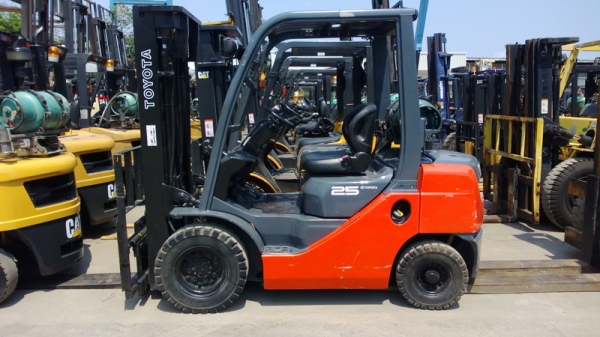 รถยกโตโยต้ารุ่น 8 น้ำหนักยก 2.5 ตัน เสาสูง 5 เมตร แผงงาสไลด์ เครื่องเบนซินติดแก๊ส เกียร์ออโต้