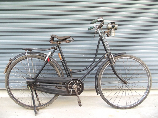 ขายจักรยานโบราณอังกฤษ bsa หญิง28 ปืน3กระบอกน่าสะสมมีรูปครับ