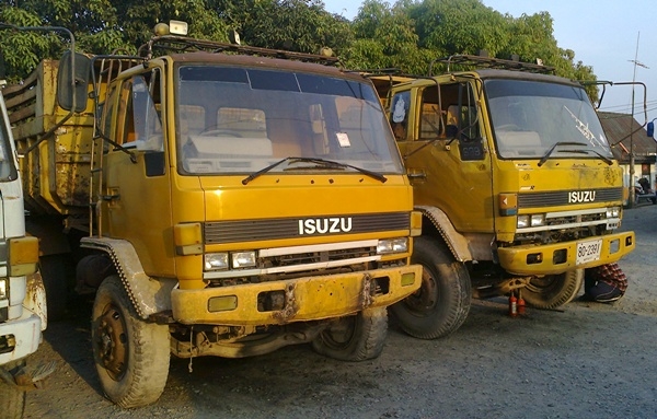ขาย ISUZU 240 กระบะท้องเรือ 2 คัน