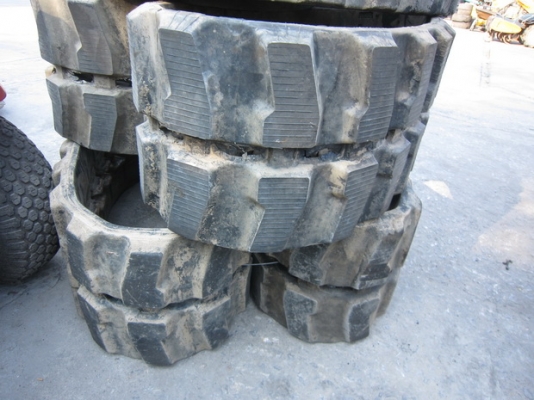 ขายแทร็กยาง สภาพใหม่ 36 ข้อ KOMATSU PC40-6- PC50UU-1- มือสองญี่ปุ่น