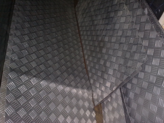 ขายแผ่นพื้นอลูมิเนียมลายตีนเป็ด